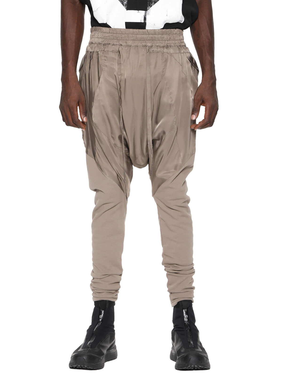 DROP-CROTCH GEOCUT KNIT CALVES PANEL SAROUEL PANTS / SAND KHAKI